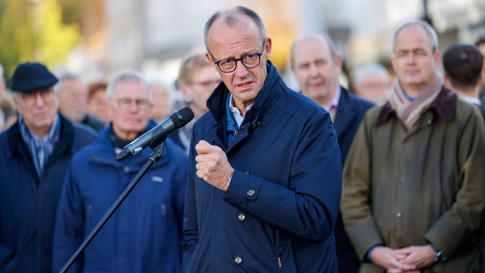 Bundeskanzler Friedrich Merz (CDU) hält eine Rede beim Bürgergespräch in Meschede 