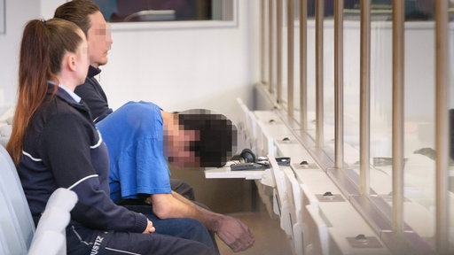 Messeranschlag von Solingen: Der angeklagte Syrer sitzt vorgebeugt auf der Anklagebank