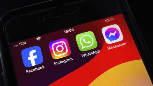 Auf einem iPhone sind verschiedene Apps von Meta zu sehen.