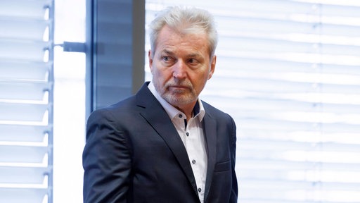 Kinderpsychiater Michael Winterhoff als Angeklagter vor dem Bonner Landgericht