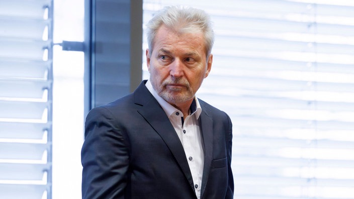 Kinderpsychiater Michael Winterhoff als Angeklagter vor dem Bonner Landgericht