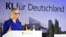 Agnes Heftberger, CEO von Microsoft Deutschland & Österreich, beim Spatenstich der Baustelle des neuen Microsoft Data Center in Bergheim