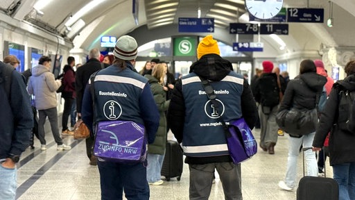 Servicekräfte von Zuginfo.NRW am Montagmorgen am Bahnhof Köln Messe/Deutz