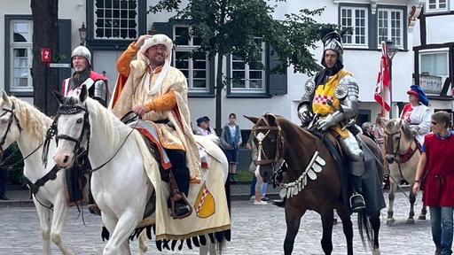 Drei Männer auf Pferden beim Mittelalterfestival "Soester Fehde"
