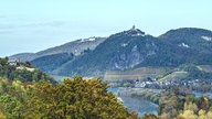 Blick auf den Rhein mit der Insel Nonnenwerth und dem Drachenfels im Siebengebirge