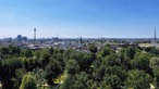 Weiter Blick über den Hofgarten, den Rhein und die Düsseldorfer City.