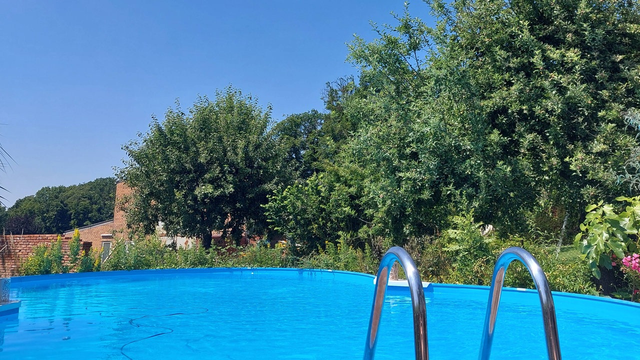 Blick aus einem Pool in Eitorf-Käsberg