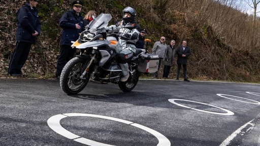 Innenminister Herbert Reul und Verkehrsminister Oliver Michael Krischer eröffnen die Motorradsaison.