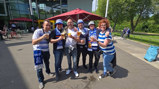 Fans von MSV Duisburg stehen mit Bier in der Hand vorm Stadion 