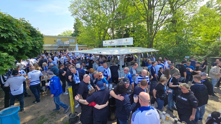 Fans des MSV Duisburg stehen vor einem Getränkewagen 