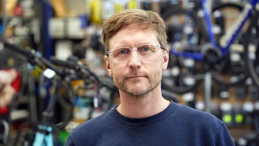 Bernd Voss im Verkaufsraum seines Fahrradgeschäftes
