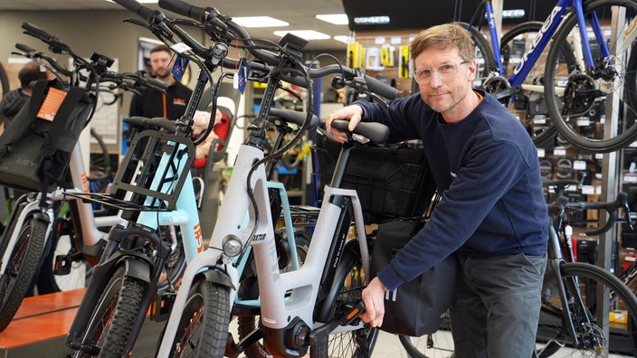 Bernd Voss steht vor aktuell gefragten, leichten und kompakten E-Bikes