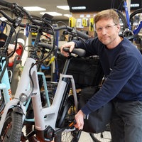 Bernd Voss steht vor aktuell gefragten, leichten und kompakten E-Bikes