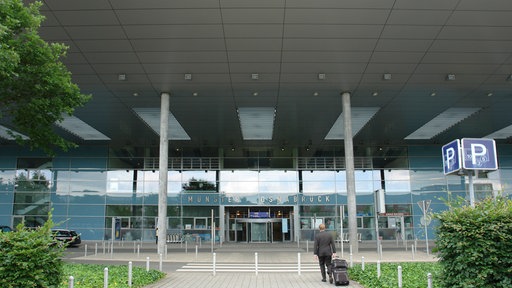 Der Eingang des Flughafengebäudes in Münster Osnabrück