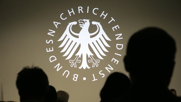 Geladene Gäste verfolgen die Eröffnung des Besucherzentrums vom Bundesnachrichtendienst