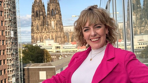 Das Bild zeigt die Journalistin Carrie Kremer