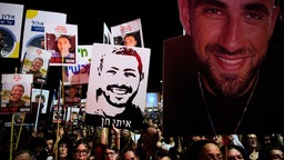 Menschen nehmen an einer Kundgebung in Tel Aviv teil