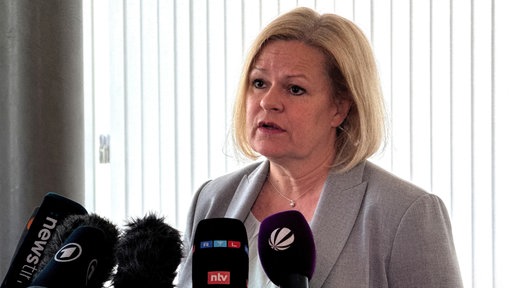 Nancy Faeser gibt Statement zu der Einstufung der AfD als gesichert rechtsextrem.