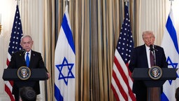 US-Präsident Donald Trump spricht während einer Pressekonferenz mit Israels Ministerpräsident Benjamin Netanjahu im State Dining Room des Weißen Hauses. 