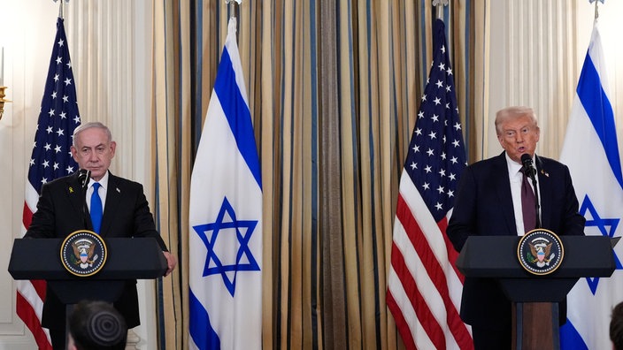 US-Präsident Donald Trump spricht während einer Pressekonferenz mit Israels Ministerpräsident Benjamin Netanjahu im State Dining Room des Weißen Hauses. 