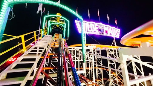 Ein Kirmes-Fahrgeschäft mit dem Namen "Wilde Maus".
