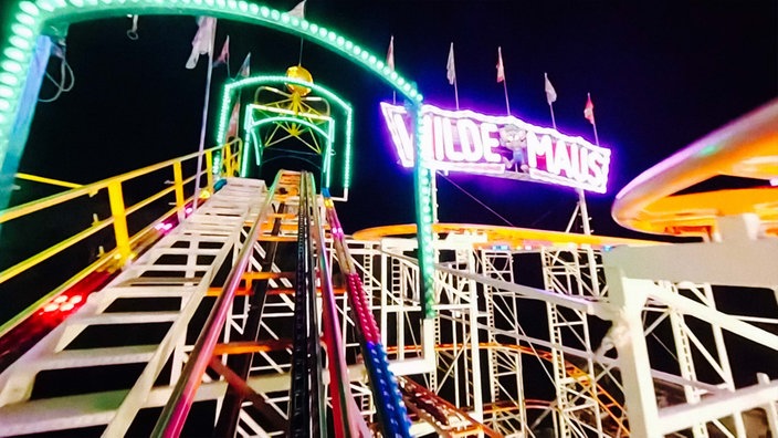 Ein Kirmes-Fahrgeschäft mit dem Namen "Wilde Maus".