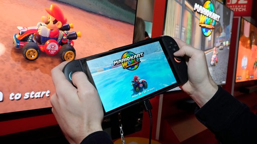 Mit einer Nintendo Switch 2 wird MarioKart WORLD gespielt