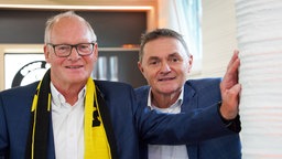 Club-Vorsitzender Josef Mertens und Bürgermeister Dietmar Bergmann lehnen an einer der runden Wände im Vereinsheim
