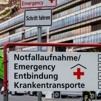 Schild zur Notaufnahme der Uniklinik Aachen