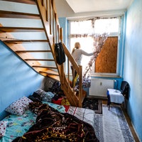 Eine Frau steht in einem Zimmer ihrer Wohnung in einer Dortmunder Schrottimmobilie