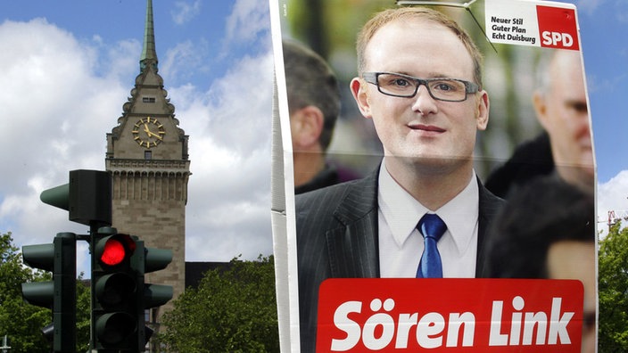 Ein Wahlplakat vom SPD-Bewerber Sören Link für das Duisburger Oberbürgermeisteramt hängt vor dem Duisburger Rathaus
