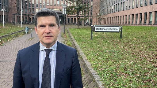 Oberstaatsanwalt Ulrich Bremer vor dem Gebäude der Staatsanwaltschaft Köln.