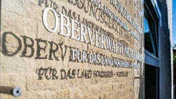 Schriftzug des Oberverwaltungsgerichts Münster auf einer Mauer
