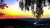 Der Sonnenaufgang nach der Sommersonnenwende an der Oestertalsperre