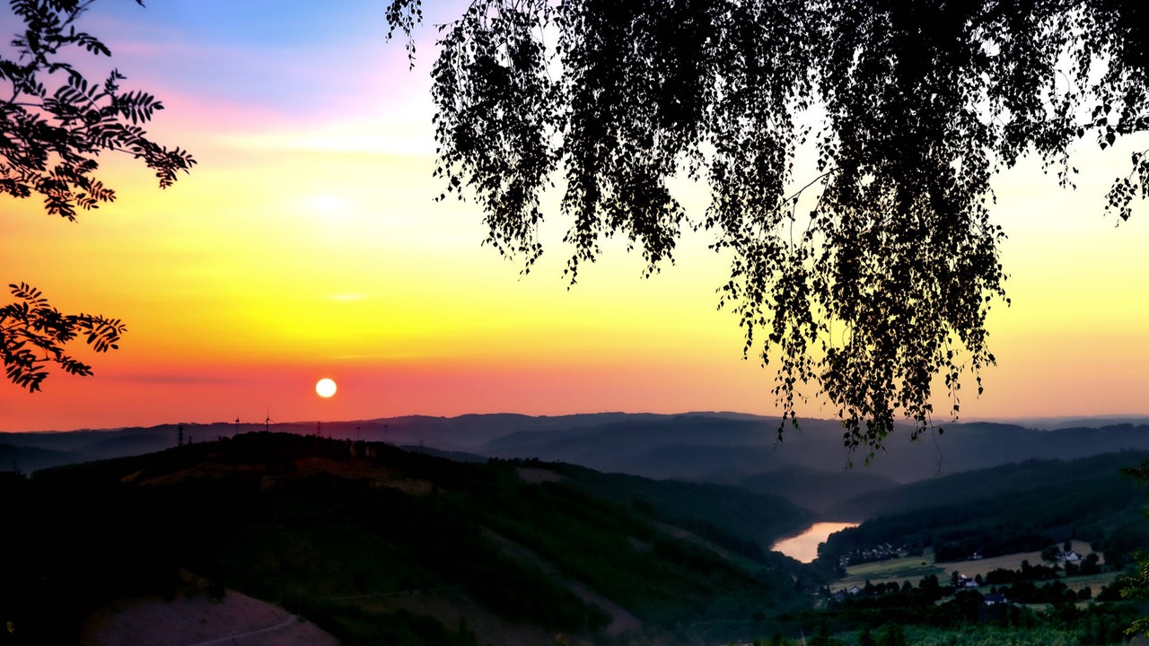 Der Sonnenaufgang nach der Sommersonnenwende an der Oestertalsperre