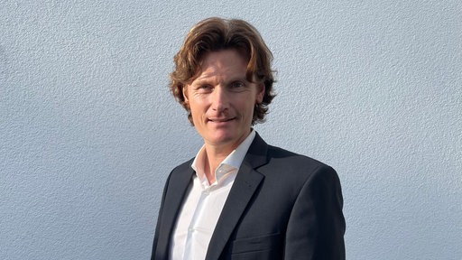 Porträt-Aufnahme von Olaf Biernat. Er lächelt und schaut in Richtung der Kamera.