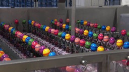 Eier werden in einer Fabrik automatisiert gefärbt