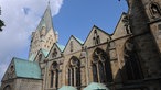 Paderborner Dom mit blauem Himmel im Hintergrund