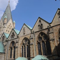 Paderborner Dom mit blauem Himmel im Hintergrund