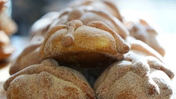 Die tradtionellen "Pan de muerto", ähnlich wie Brötchen, liegen auf einem Tisch