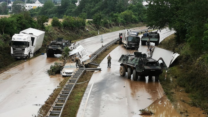Panzer im Einsatz bei den Aufräumarbeiten der von den Unwettern betroffenen Gebiete in NRW