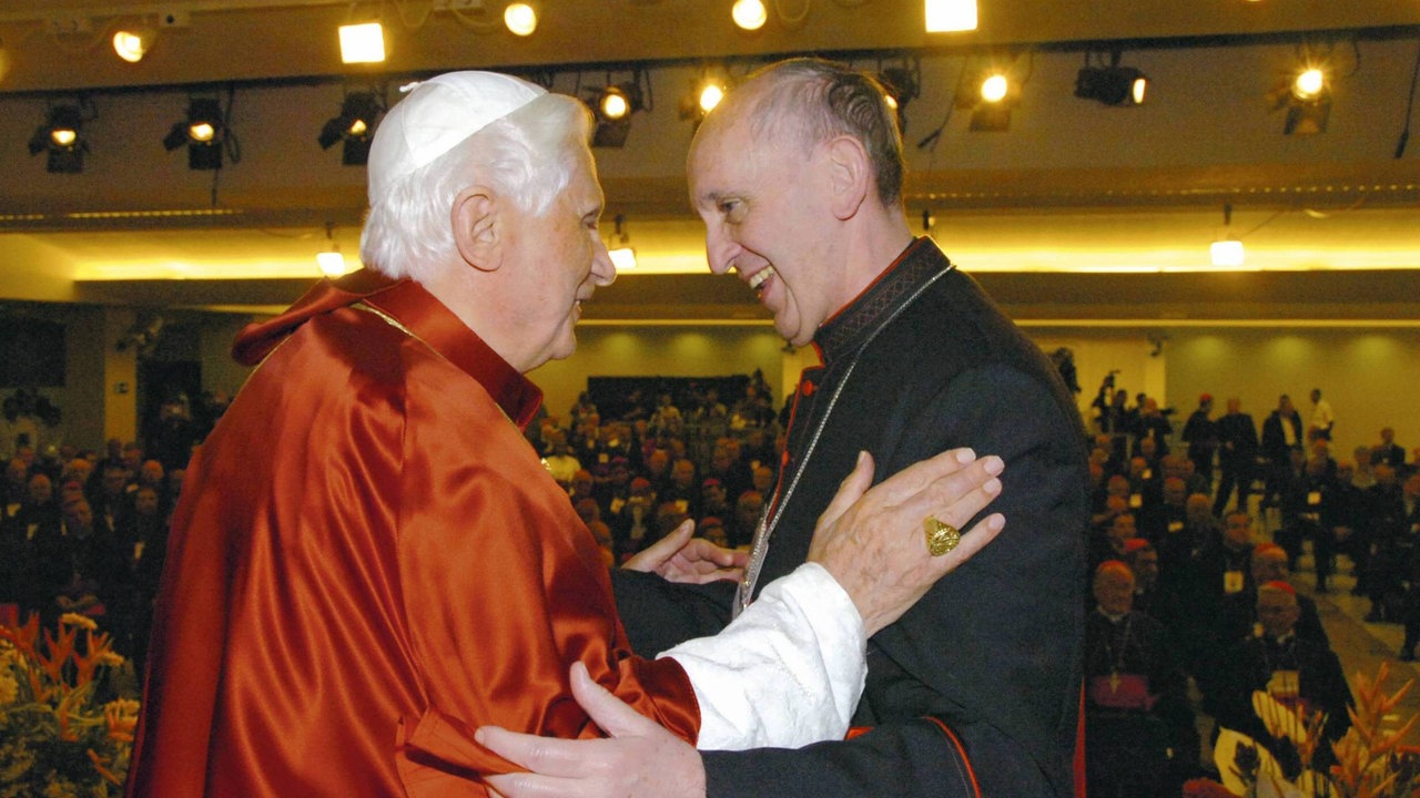 Papst Benedict und Kardinal Jorge Mario Begoglio begrüßen sich herzlich