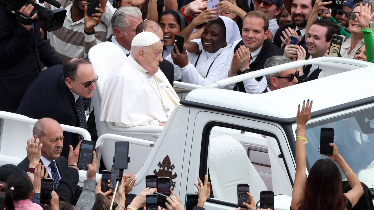 Papst Franziskus auf dem Papamobil besichtigt den Platz am Ende der Heiligen Messe am Ostersonntag und der Segnung Urbi et Orbi auf dem Petersplatz im Vatikan am 20. April 2025.
