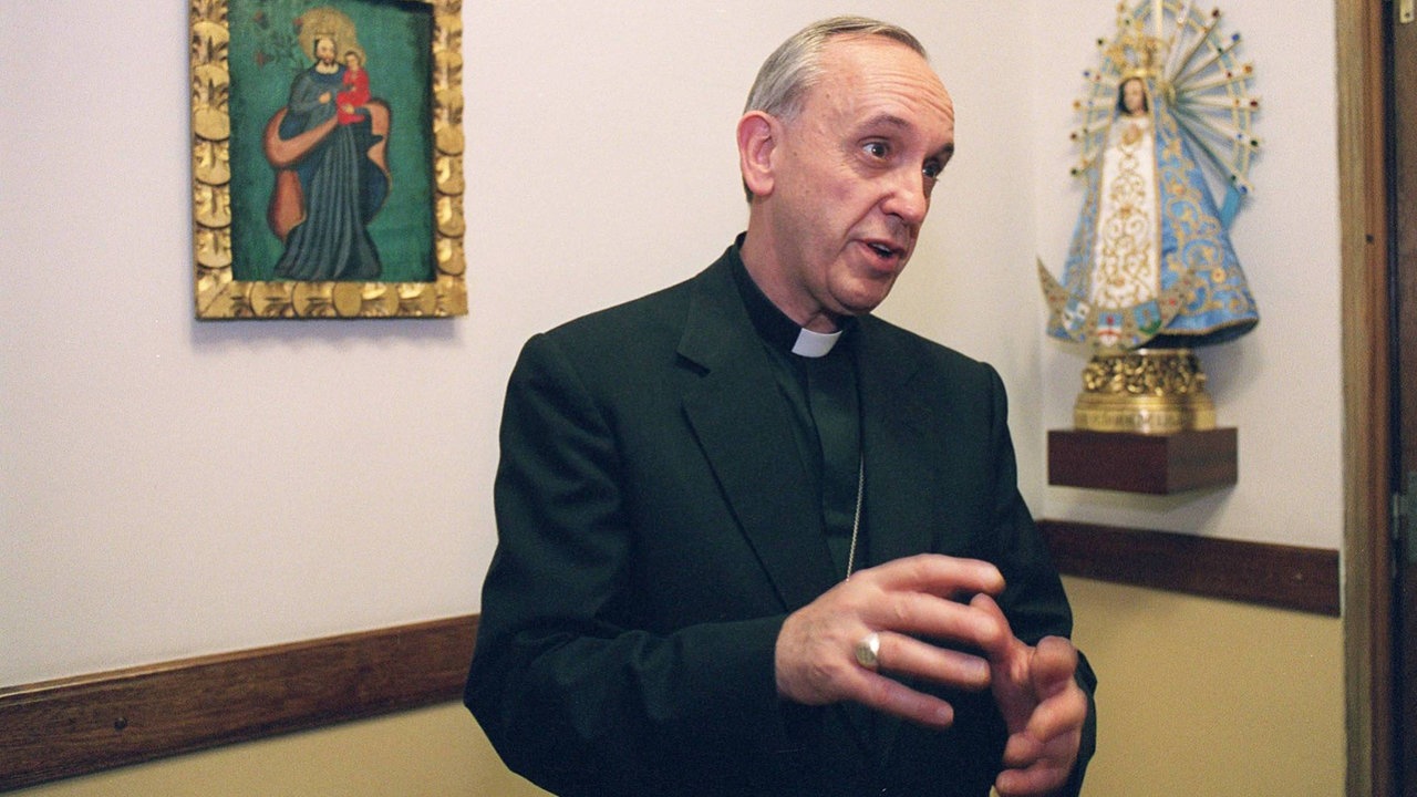 Papst Franziskus in schwarzer Kleidung