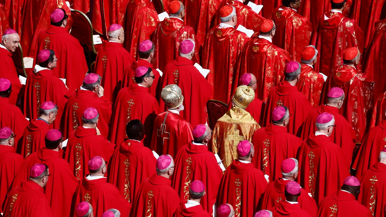 Kardiänle nehmen an der Trauerfeier des Papstes teil