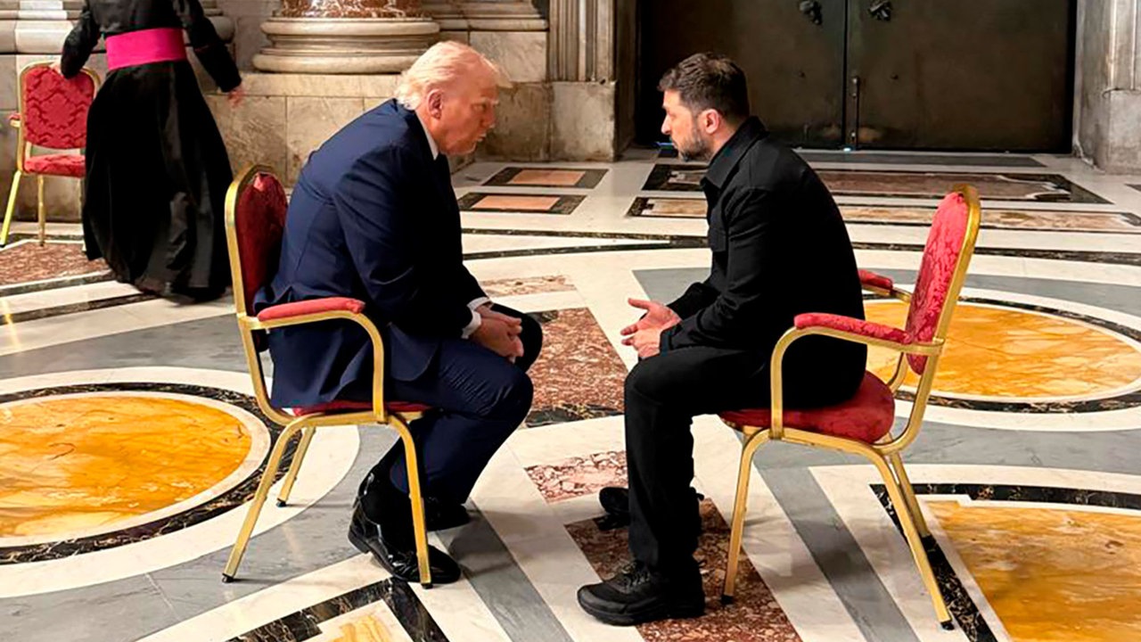 US-Präsident Donald Trump und der ukrainischen Präsident Wolodymyr Selenskyj (r) sitzen im Vatikan auf roten Samtstühlen und reden