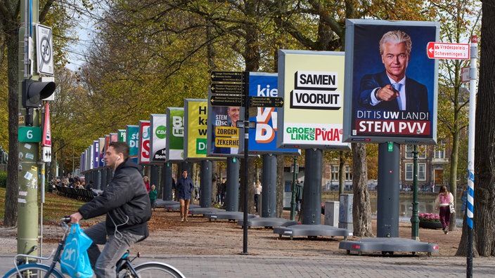 Blick auf die Wahlplakate der Parteien für die Parlamentswahlen in den Niederlanden