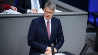 Patrick Schnieder am Rednerpult des Deutschen Bundestags 