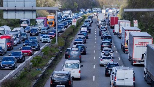 Autofahrer im Stau auf einer Autobahn