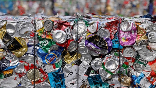 Getränkedosen-Quader bei einem Recyclingunternehmen in Neuss